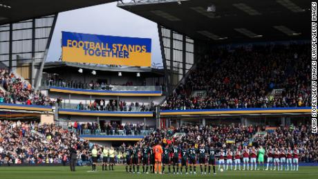 Players, officials and fans joined in for a minute of applause to sign peace and sympathy with Ukraine ahead of Burnley's clash with Chelsea.