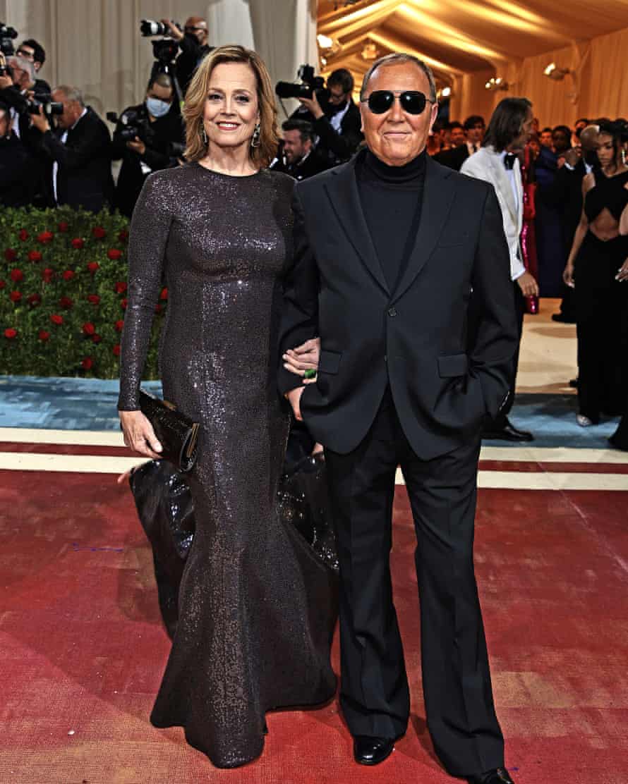 Sigourney Weaver and Michael Kors join arm in arm