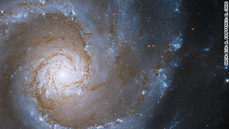 Hubble spies the heart of a large designed spiral galaxy