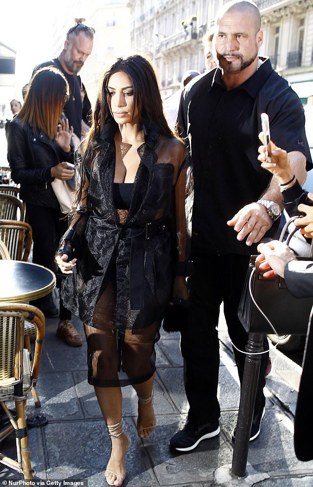 The vulnerable: the Kardashian sisters had left the hotel on the evening of the robbery with their bodyguard Pascal Duffer;  Kardashian and Dover were photographed just a day ago