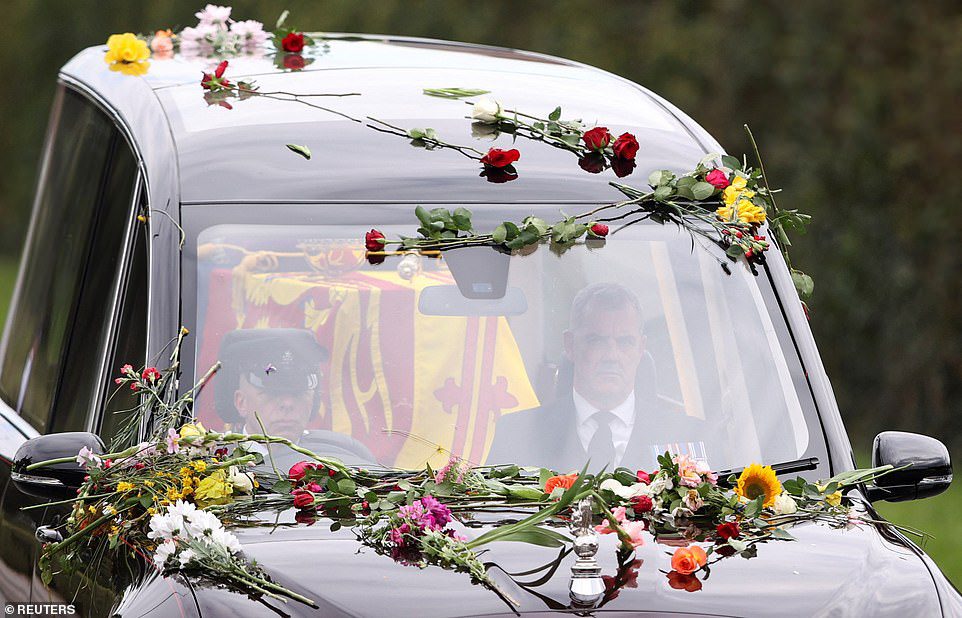 Members of the public threw flowers and bouquets of flowers that blanketed the royal paradise upon the Queen's arrival in Windsor on Monday afternoon.
