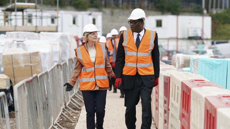 Liz Truss and Quasi Quarting tour a construction site