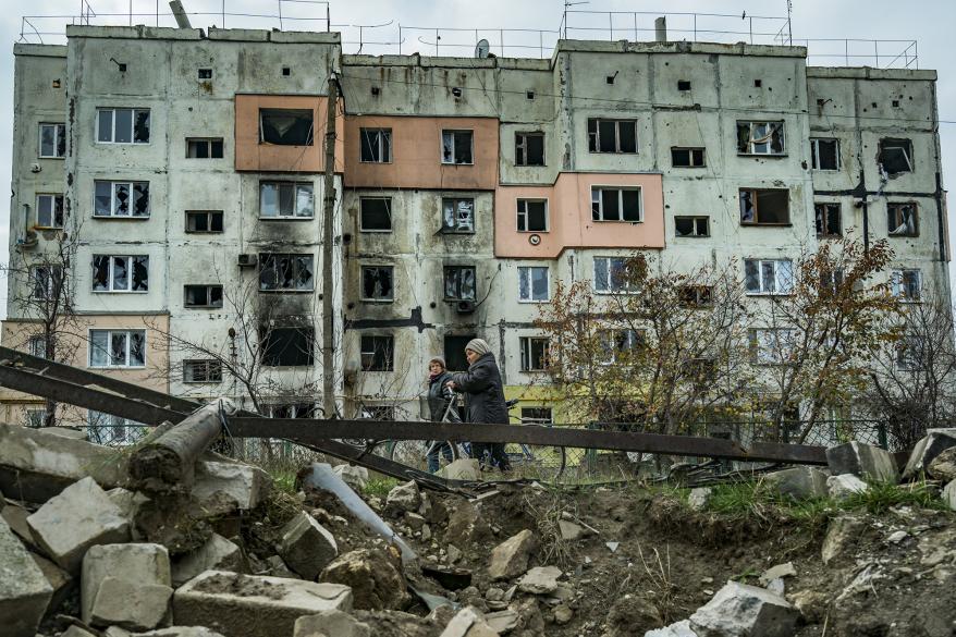 A building was destroyed after a battle between the Ukrainian and Russian armies in Arkhangelsky.